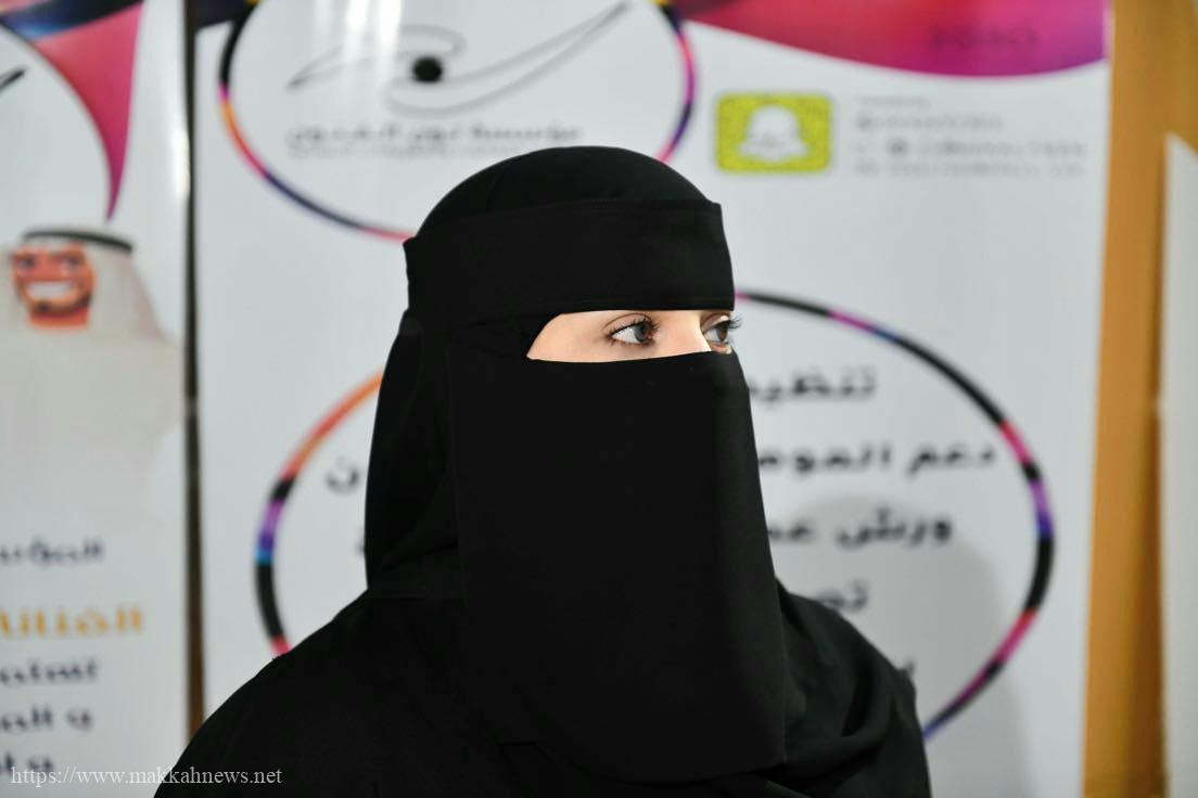 نجوى الزهراني .. حواء سعودية توهب حياتها للفن التشكيلي – صحيفة مكة  الإلكترونية