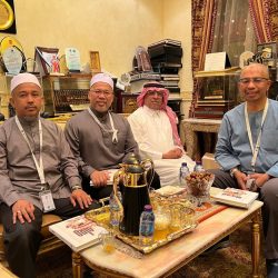 وزير التعليم العالي الماليزي يشارك مقالًا من صحيفة مكة بعد ترجمته